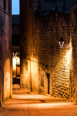 romantische dunkle gasse im laternenlicht