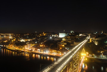 Fototapeta na wymiar Ponte de, Dom Luís no Porto á noite, metro superficial de noite com luzes acesas, vista aérea