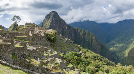 Obraz premium Machu Picchu in Peru, Hochland Unesco Welterbe mit dramatischer Wolkenkulisse