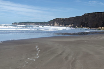 Fototapeta na wymiar beach landscape with cliffs in the background