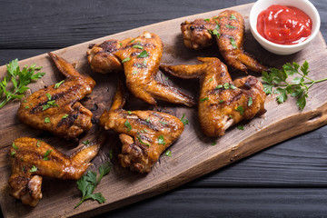 Grilled chicken wings with tomato sauce