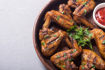 Grilled chicken wings with tomato sauce