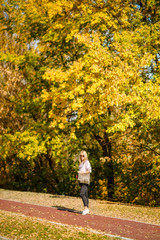 Obraz premium Photographing a girl during autumn in a park with a blurred background