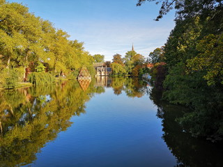 Fototapeta na wymiar Autumn reflections in Bruges