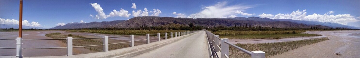 Fototapeta premium panorama puente rio