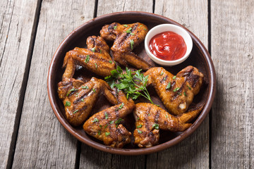 Grilled chicken wings with tomato sauce