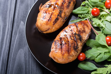 Grilled chicken with spinath and tomatoes salad