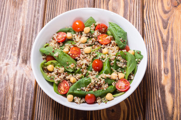 Spinach salad with quinoa , tomatoes and chickpea