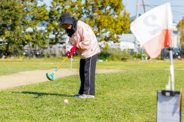 グラウンドゴルフを楽しむ人