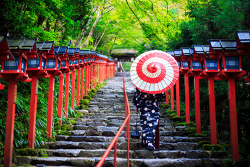 Fototapeta premium 貴船神社を歩く和傘の女性