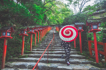 貴船神社を歩く和傘の女性