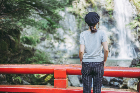 ひとり旅 のストック写真 ロイヤリティフリーの画像 ベクター イラスト Adobe Stock