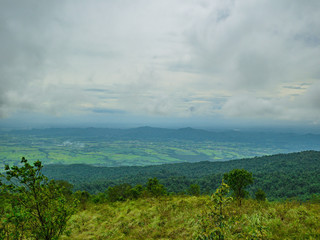 Obraz premium Beautiful nature and cloud sky view on Khao Luang mountain in Ramkhamhaeng National Park,Sukhothai province Thailand