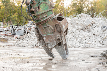 Bagger reißt ein Gebäude ab