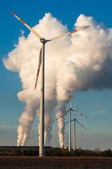 Windräder mit Kühltürmen eines Braunkohlekraftwerkes im Hintergrund , neu trifft auf alt 