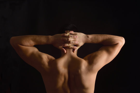hands crossed on the nape of the neck, photo on the back