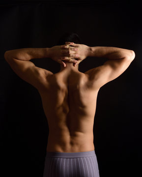 hands crossed on the nape of the neck, photo on the back