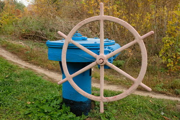 Valve on the pipe in the form of a steering wheel