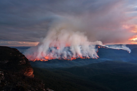 Mount Solitary bush fire burning at dusk