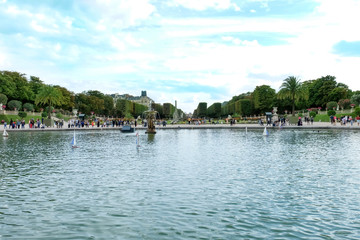 Fototapeta na wymiar Beautiful pond with fountain in city park