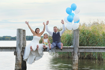 Familie feiert Hochzeit am See