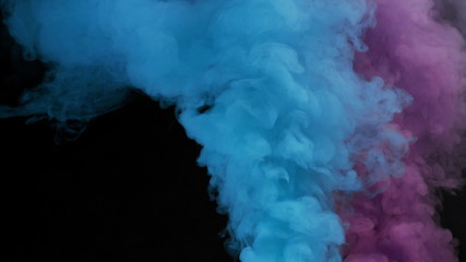 Fumée de bombe violette et bleue sur fond noir