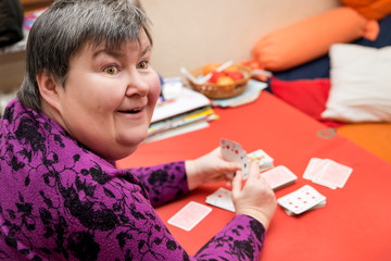 geistig behinderte Frau beim Karten spielen, glück und spaß