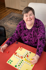 geistig behinderte Frau spielt ein Brettspiel, Alltag und Leben