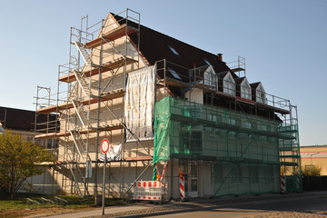 haus mit fassade gerüst hasubau renovierung sanierung brandschaden