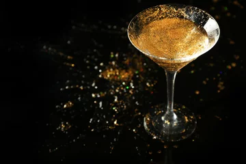  Glas met gouden cocktail op zwarte achtergrond © Pixel-Shot