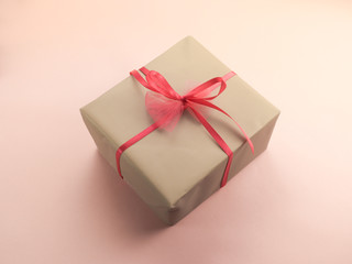 Geschenk verpackt mit rosa Schleife