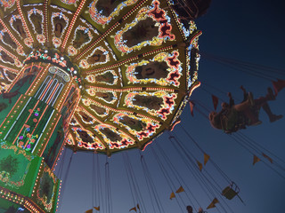 Beleuchtetes Kettenkarussell in der Abendd&auml;mmerung