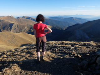Fototapeta premium Jolie femme randonneuse solitaire et seule en montagne dans les pyrénées 