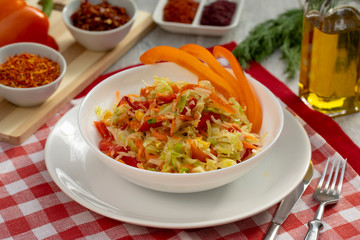 salade de chou et de poivron, nourriture saine, légère, bonne nutrition, mode de vie sain