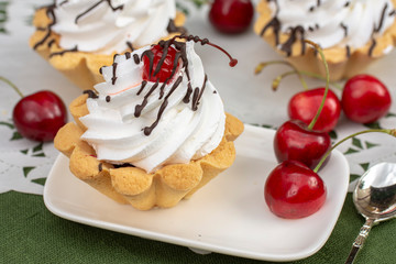 crema dessert con ciliegie sui biscotti