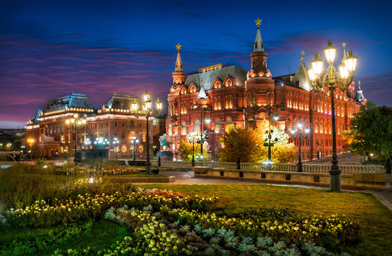 Исторический музей на Красной Площади в Москве и розовый рассвет The Historical Museum  in Moscow and pink clouds