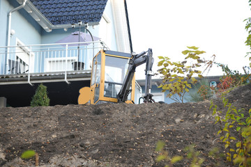 hausbau bagger im garten eigenheim gartenbau landschaftsbau