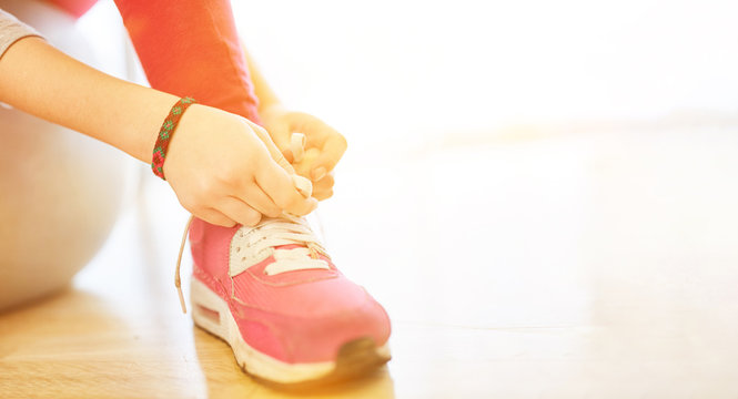 Kind beim Schuhe binden lernen