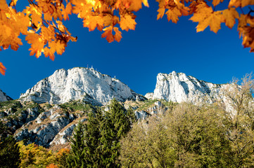 Montagne con antenne in autunno