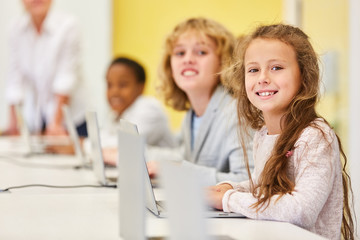 Kinder lernen Medienkompetenz und Informatik