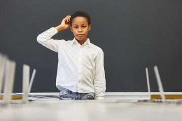Schüler an der leeren Tafel der Grundschule
