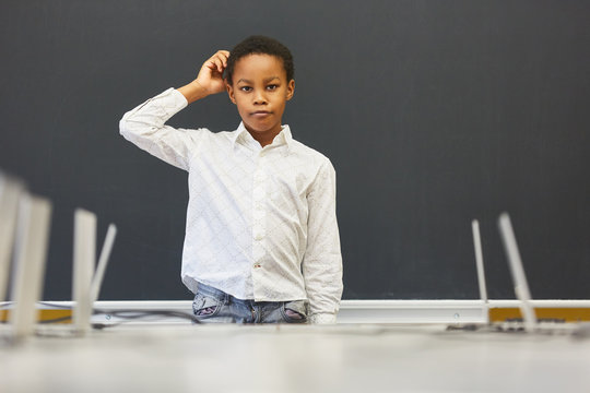 Sch&uuml;ler an der leeren Tafel der Grundschule