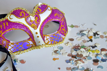 maschera di carnevale con coriandoli colorati, su sfondo bianco