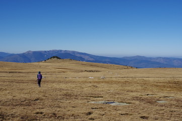 Jeune femme randonne dans la steppe au pla guillem dans le massif du canigou