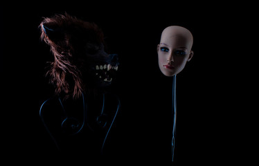 Wolf und frau. ein bühnenbild mit werwolf und puppe