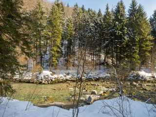 Oberbayern. Die Weissach im Winter, ein fluss das hat seine Quelle in Blaubergen, entwässert das Kreuther Tal bis Rottach-Egern und zur Mündung in den Tegernsee