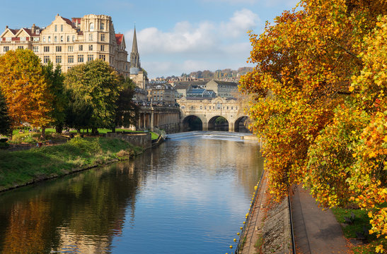 Autumnal View of Pulteney Weir and Bridge in Bath, Engalnd
