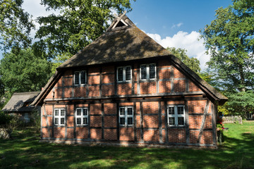 Fachwerk-Reetdachhaus im Heidedorf Wilsede (Ortsteil von Bispringen) im Heidekreis im...