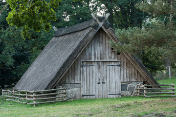 Fototapeta na wymiar Reetgedeckter Schafstall in Wilsede in der Lüneburger Heide