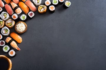 Selbstklebende Fototapete Sushi-bar Sushi-Essen und Maki-Rollen-Ecke